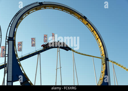 Rollercoaster con il loop Foto Stock