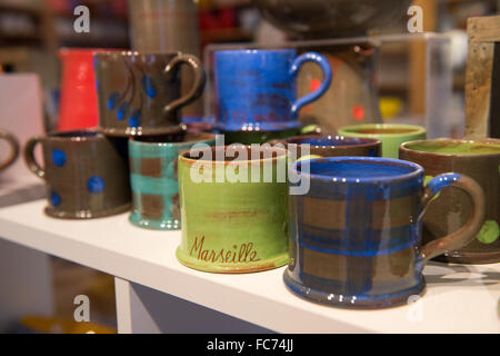Pile delle colorate tazze a Colette Ripley's laboratorio di ceramica e boutique situato in Panier di Marsiglia. Foto Stock