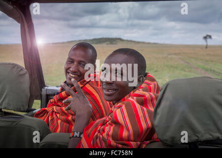 Gli uomini neri sorridente in auto nel campo remoto Foto Stock