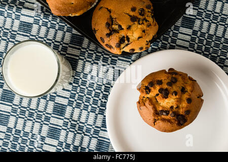 Pane appena sfornato chocolate chip muffin Foto Stock