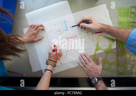 Gli architetti che lavorano sugli schemi Foto Stock