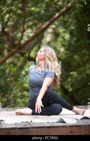 La donna a praticare yoga all'aperto Foto Stock