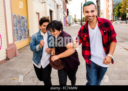 Amici camminando sul marciapiede Foto Stock