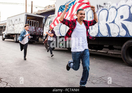 Amici sventola bandiera americana all'aperto Foto Stock