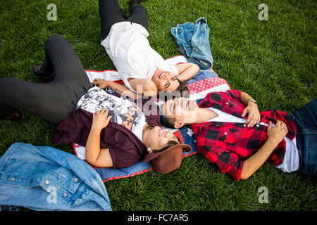 Gli amici che stabilisce in erba Foto Stock