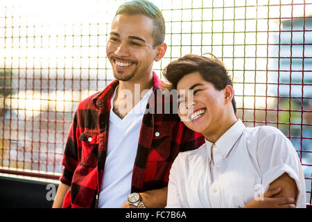 Coppia sorridente all'aperto Foto Stock