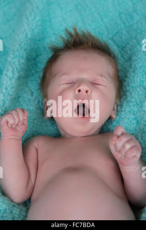 Un mese baby boy sbadigli Foto Stock