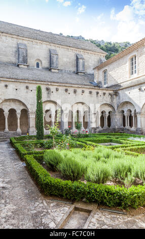 Antica abbazia Giardino Foto Stock