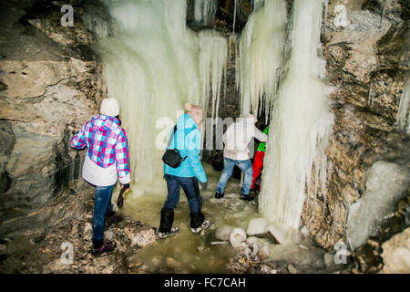 Gli escursionisti caucasica esplorando la grotta di stalattiti Foto Stock