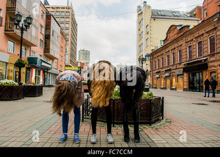 Donne caucasiche in posa all'aperto Foto Stock