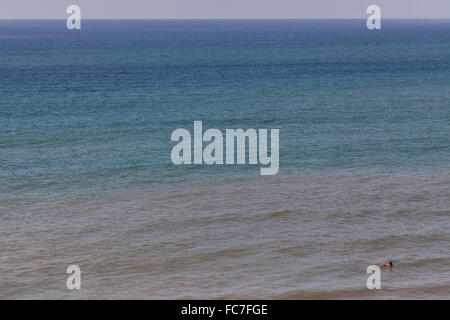 Vista aerea del surfer galleggiante sull oceano onde Foto Stock