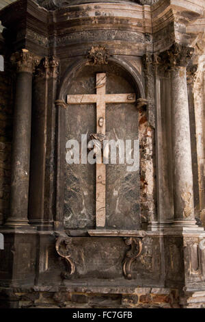 Crocifisso sulla parete della chiesa sopra altare Foto Stock