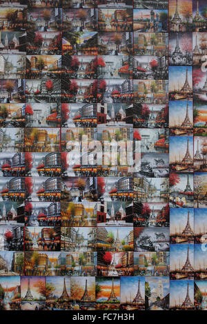 Collage di souvenir cartoline su regali parete, Parigi, Ile-de-France, Francia Foto Stock