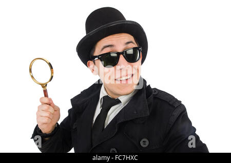 I giovani detective in cappotto nero tenendo la lente di ingrandimento isolato Foto Stock