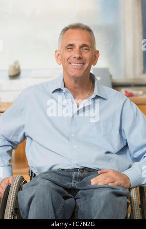 Imprenditore caucasico sorridente in carrozzella Foto Stock