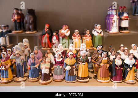 Figurine di ceramica sul display all Atelier Arterra, un workshop e un negozio situato nel quartiere Panier di Marsiglia, Francia. Foto Stock