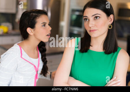 Madre e figlia sostenendo in cucina Foto Stock