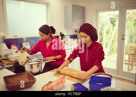 Madre e figlia la cottura in cucina Foto Stock