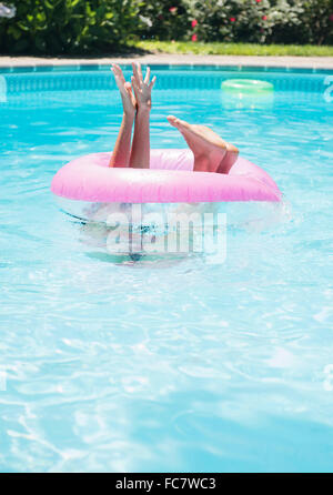 La donna caucasica a giocare in piscina Foto Stock