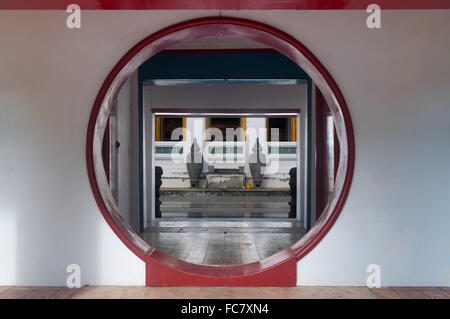 Luna cinese porta in antico tempio thailandese, Wat Ratcha Orasaram tempio di Bangkok, Tailandia. Foto Stock