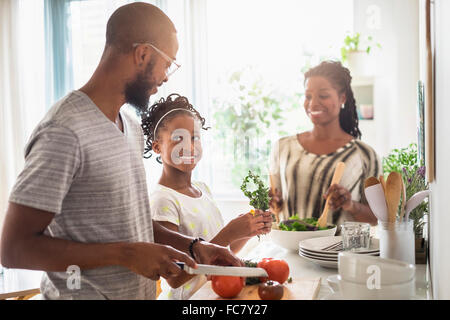 Famiglia di nero per la cottura in cucina Foto Stock