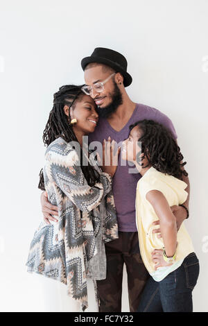 Sorridente famiglia nero avvolgente Foto Stock