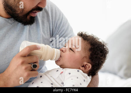 Padre biberon baby figlio Foto Stock