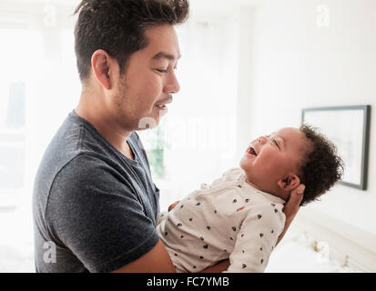 Padre holding baby figlio Foto Stock