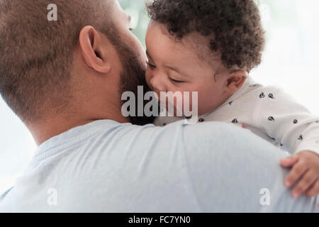 Padre holding baby figlio Foto Stock