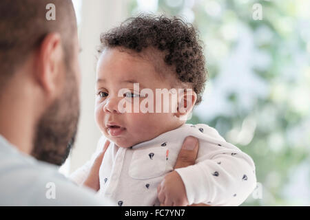 Padre holding baby figlio Foto Stock