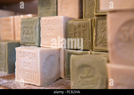 Cubetti di sapone di marsiglia sul display a 72% Boccia, un sapone shop situato nel quartiere Panier di Marsiglia, Francia. Foto Stock