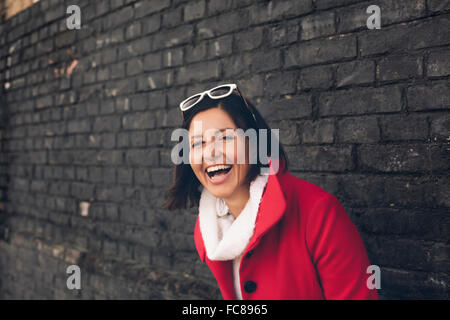 La donna caucasica ridendo all'aperto Foto Stock