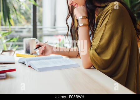La donna caucasica studiando alla scrivania Foto Stock