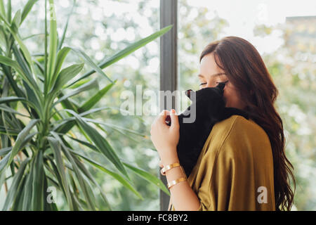 La donna caucasica holding gattino Foto Stock