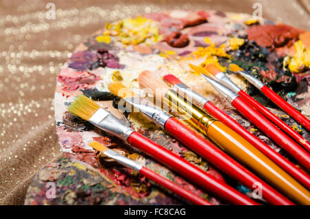 Il concetto di arte con palette e spazzole Foto Stock
