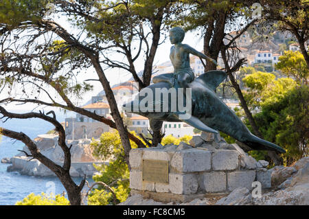 Grecia Isole Saroniche, Hydra. Il 'ragazzo su un delfino' statua di George Xenoulis. Foto Stock