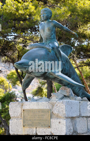 Grecia Isole Saroniche, Hydra. Il 'ragazzo su un delfino' statua di George Xenoulis. Foto Stock