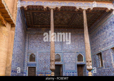 Kurinishkhona (Khan's waiitng camera). Il ayvan è prominente su una piattaforma elevata e ha due colonne scolpite. Foto Stock