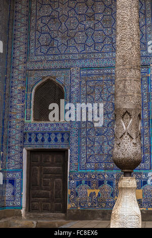 Kurinishkhona (Khan's waiitng camera). Il ayvan è prominente su una piattaforma elevata e ha due colonne scolpite. Foto Stock