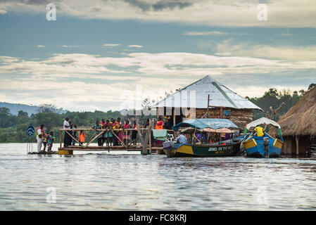 La sorgente del fiume Nilo in corrispondenza del punto dove si lascia il lago Victroia. Vicino a Jinja, Uganda, Africa Foto Stock