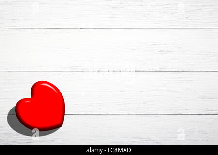 Cuore rosso su bianco schede, il giorno di San Valentino Foto Stock