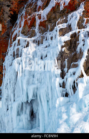 Ghiaccio su rocce muro sul lago Baikal in inverno Foto Stock