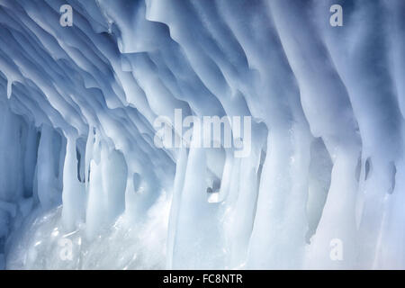 Ghiaccioli sulla parete della caverna di ghiaccio Foto Stock