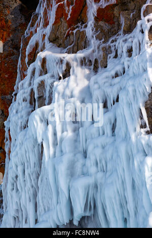 Ghiaccio su rocce muro sul lago Baikal in inverno Foto Stock