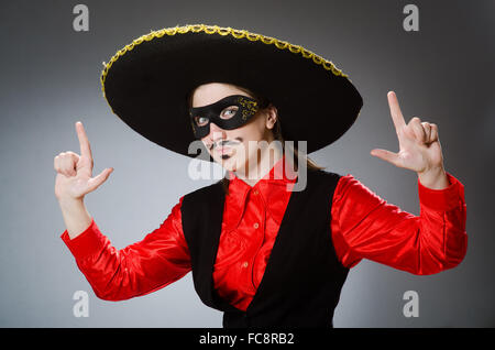 Persona che indossa sombrero hat nel concetto di divertenti Foto Stock