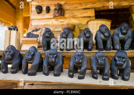 Artigianato in vendita come souvenir, Buhoma, Parco nazionale impenetrabile di Bwindi, Uganda Foto Stock