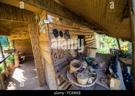 Artigianato in vendita come souvenir, Buhoma, Parco nazionale impenetrabile di Bwindi, Uganda Foto Stock