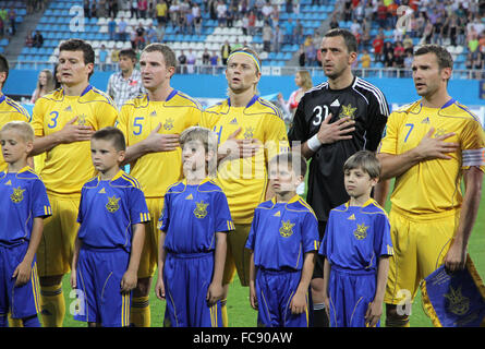 Kiev, Ucraina - 1 giugno 2011: Ucraina National football team di giocatori a cantare l'inno prima partita amichevole contro l'Uzbekistan, il 1 giugno 2011 a Kiev, Ucraina Foto Stock