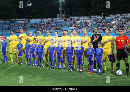 Kiev, Ucraina - 1 giugno 2011: Ucraina National football team di giocatori a cantare l'inno prima partita amichevole contro l'Uzbekistan, il 1 giugno 2011 a Kiev, Ucraina Foto Stock