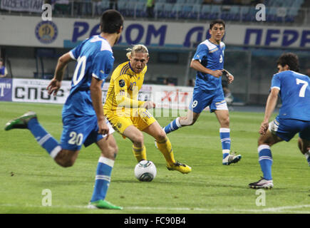 Kiev, Ucraina - 1 giugno 2011: Andriy Voronin dell'Ucraina un controllo di palla durante la partita amichevole contro l'Uzbekistan, il 1 giugno 2011 a Kiev, Ucraina Foto Stock